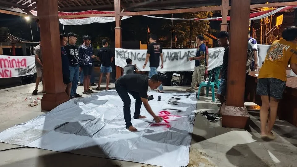 Protes Seleksi Perangkat Desa, Pemuda Sumber Gelar Aksi Pasang Spanduk di Balai Desa