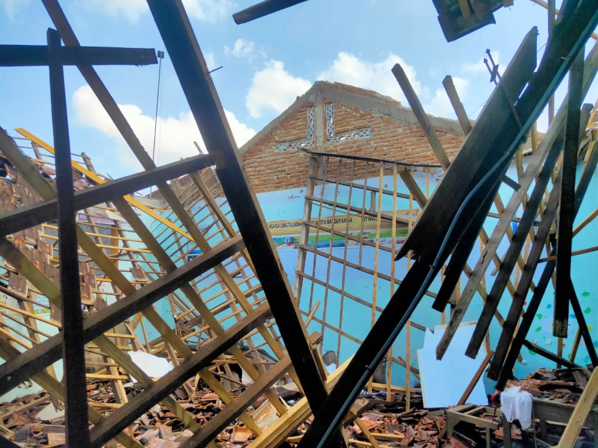 Atap Gedung SDN Mencon Pucakwangi Ambruk, Siswa Terpaksa Mengungsi ke Balai Desa